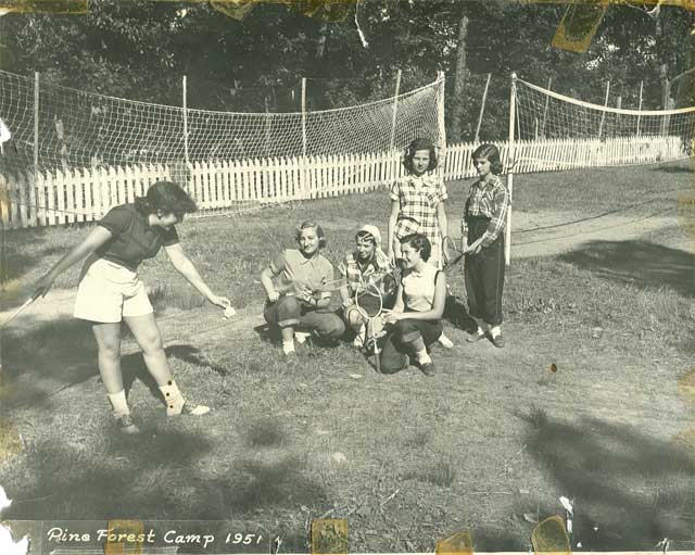 Girls_at_badminton_1951.jpg